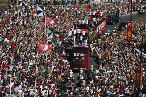  葡萄牙凱旋，萬人空巷