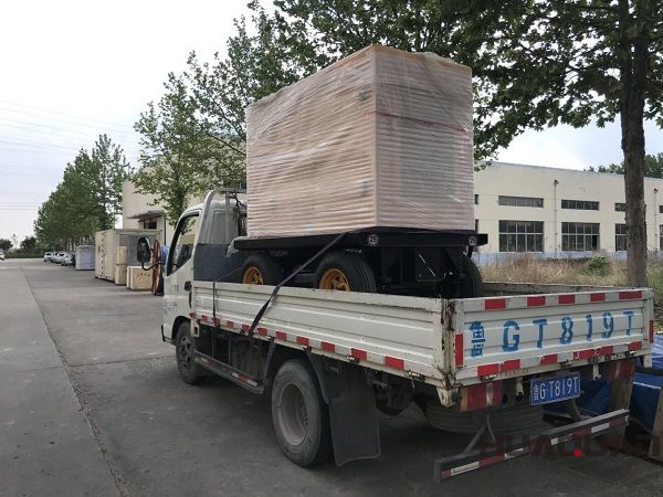2018年5月28日一臺30kw含棚移動拖車柴油發(fā)電機組順利發(fā)往天津市