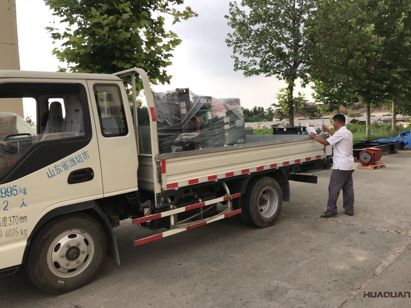  一臺(tái)HQ28GF標(biāo)配濰柴船用發(fā)電機(jī)組在7月11號(hào)發(fā)往馬爾代夫