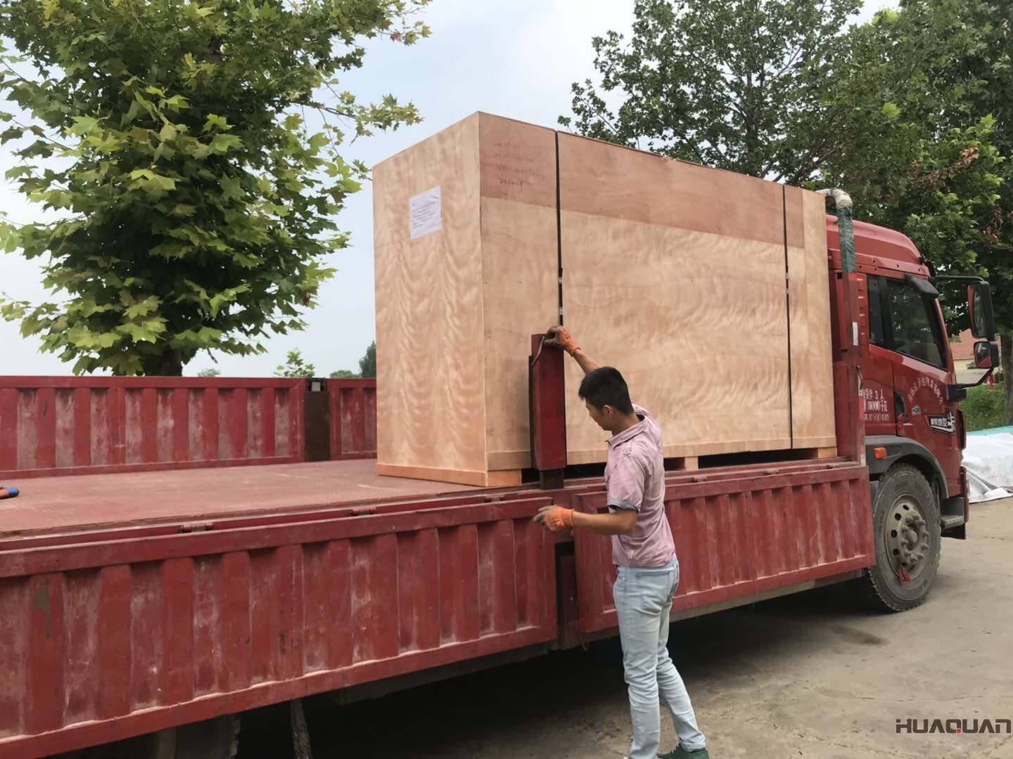 一臺(tái)WP10D200E200標(biāo)配柴油機(jī)代裝底座油箱后于7月16號(hào)發(fā)貨