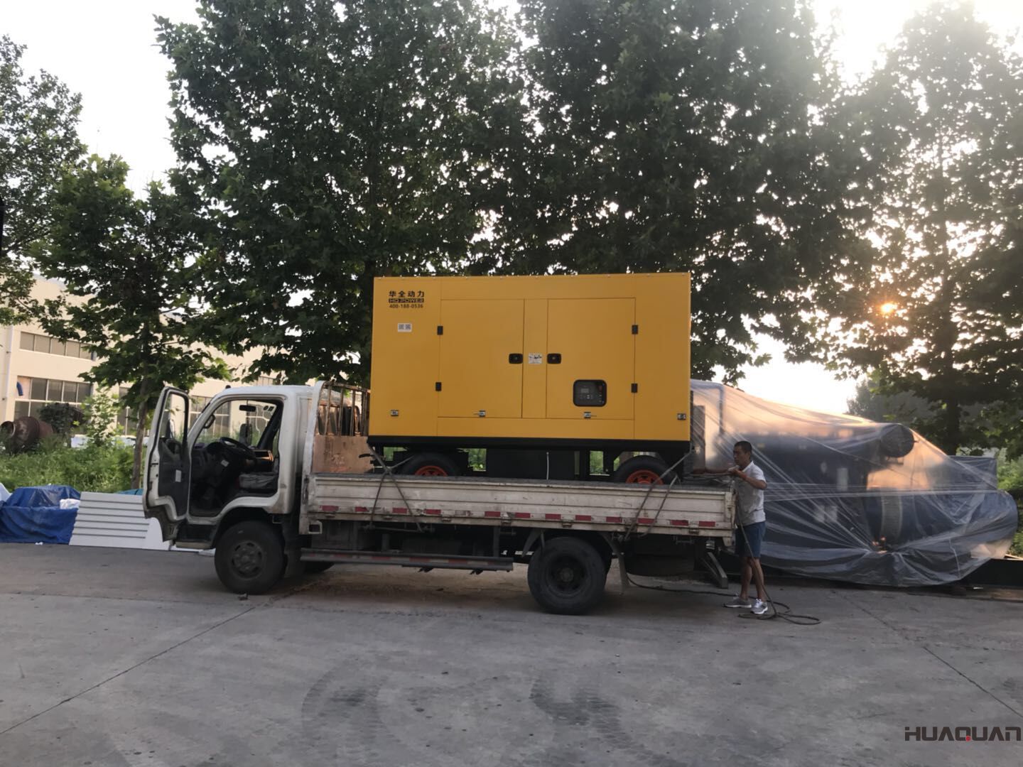 一臺250kw移動拖車（含棚）型柴油發(fā)電機(jī)組于7月27號發(fā)往山東