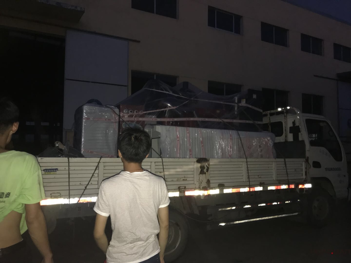 一臺250kw自動化型柴油發(fā)電機組于7月31號發(fā)往遼寧