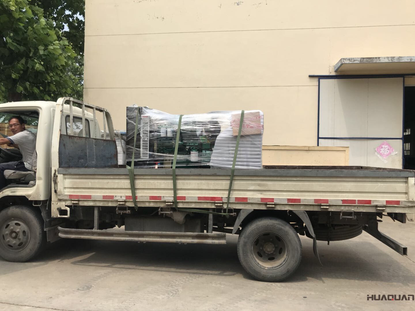 一臺50kw移動拖車柴油發(fā)電機組于8月10日順利發(fā)往吉林省
