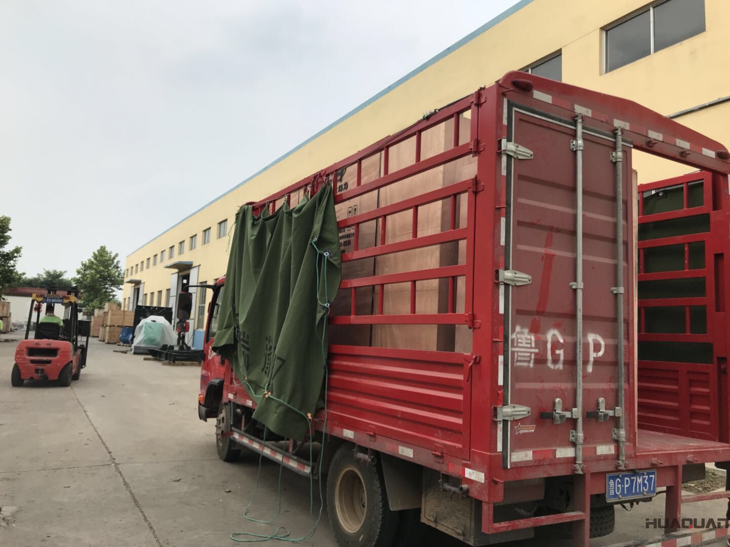 8月21日，一臺(tái)800kw自動(dòng)化柴油發(fā)電機(jī)組從華全動(dòng)力順利發(fā)往西北地區(qū)咸陽市