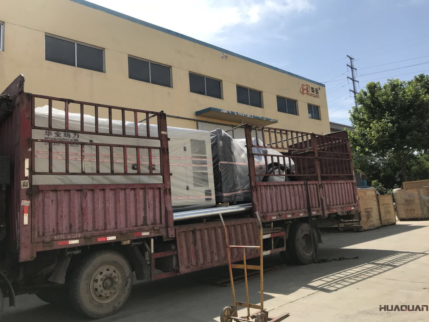 一臺(tái)500kw標(biāo)配柴油發(fā)電機(jī)組于8月27日成功發(fā)往河北省