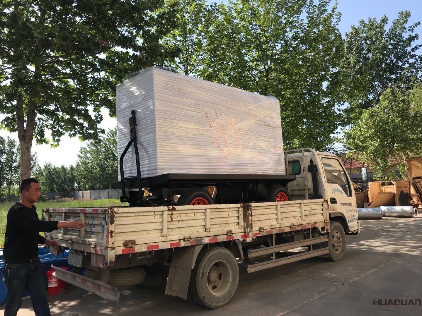 8月27日，一臺(tái)60kw移動(dòng)拖車水泵機(jī)組從華全動(dòng)力順利發(fā)往山東省