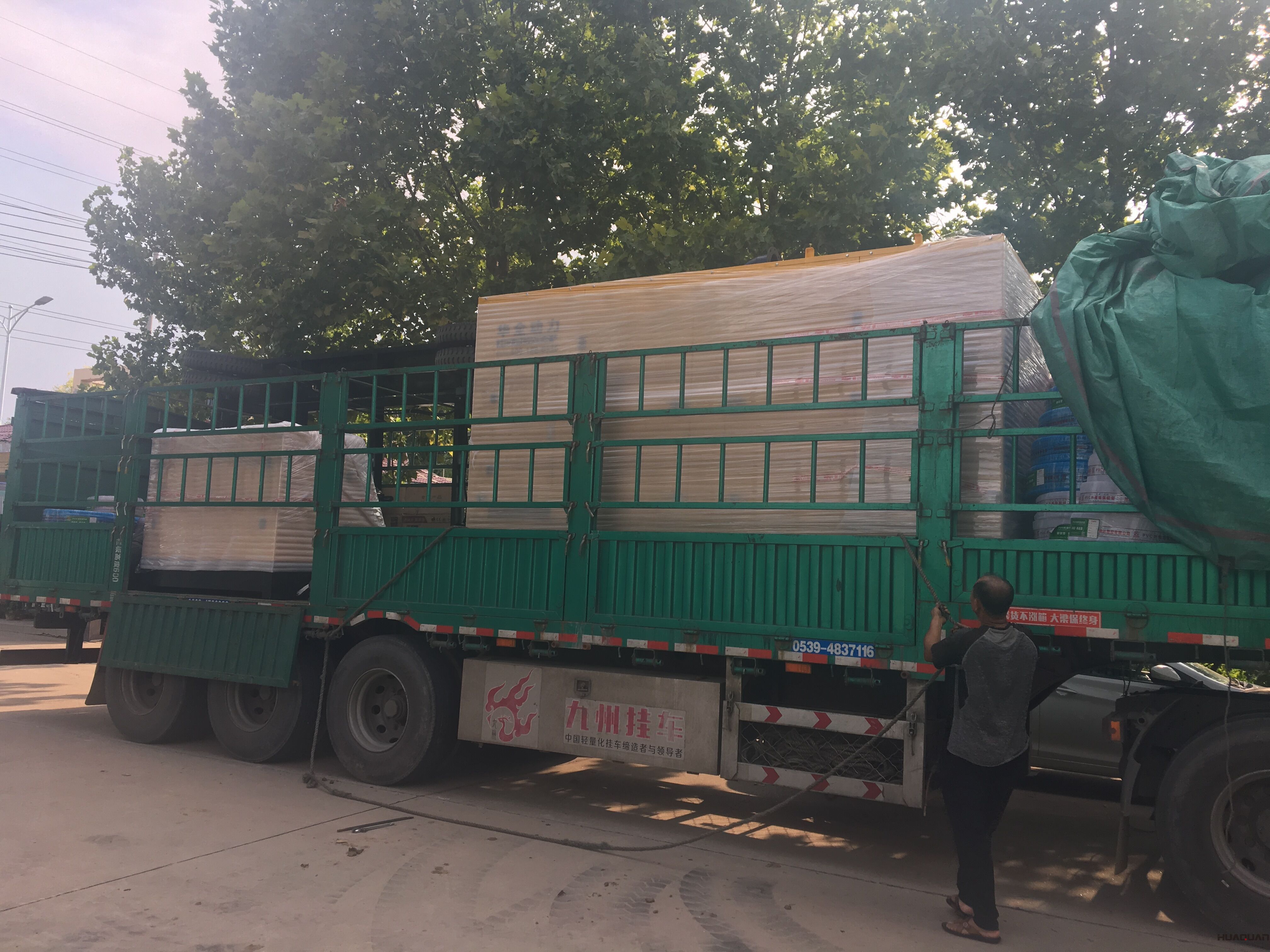 8月28日，一臺(tái)400kw四保護(hù)康明斯柴油發(fā)電機(jī)組從華全動(dòng)力順利發(fā)往青島市