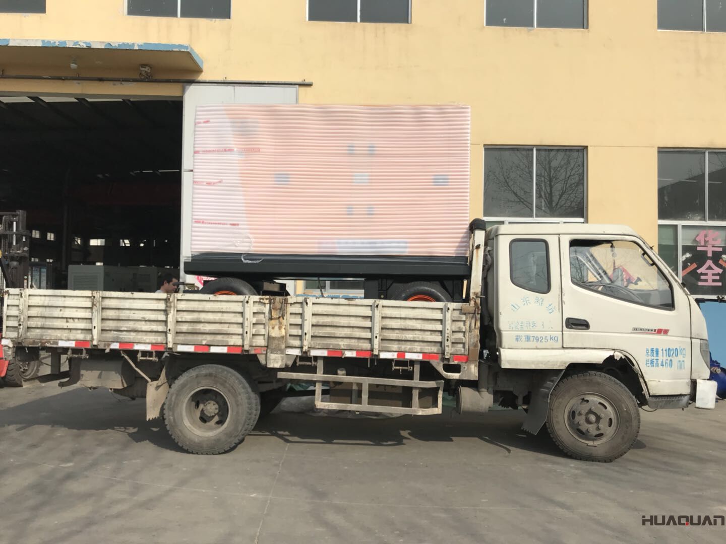 8月7日，一臺200kw防雨棚柴油發(fā)電機組從華全動力成功發(fā)往山東省