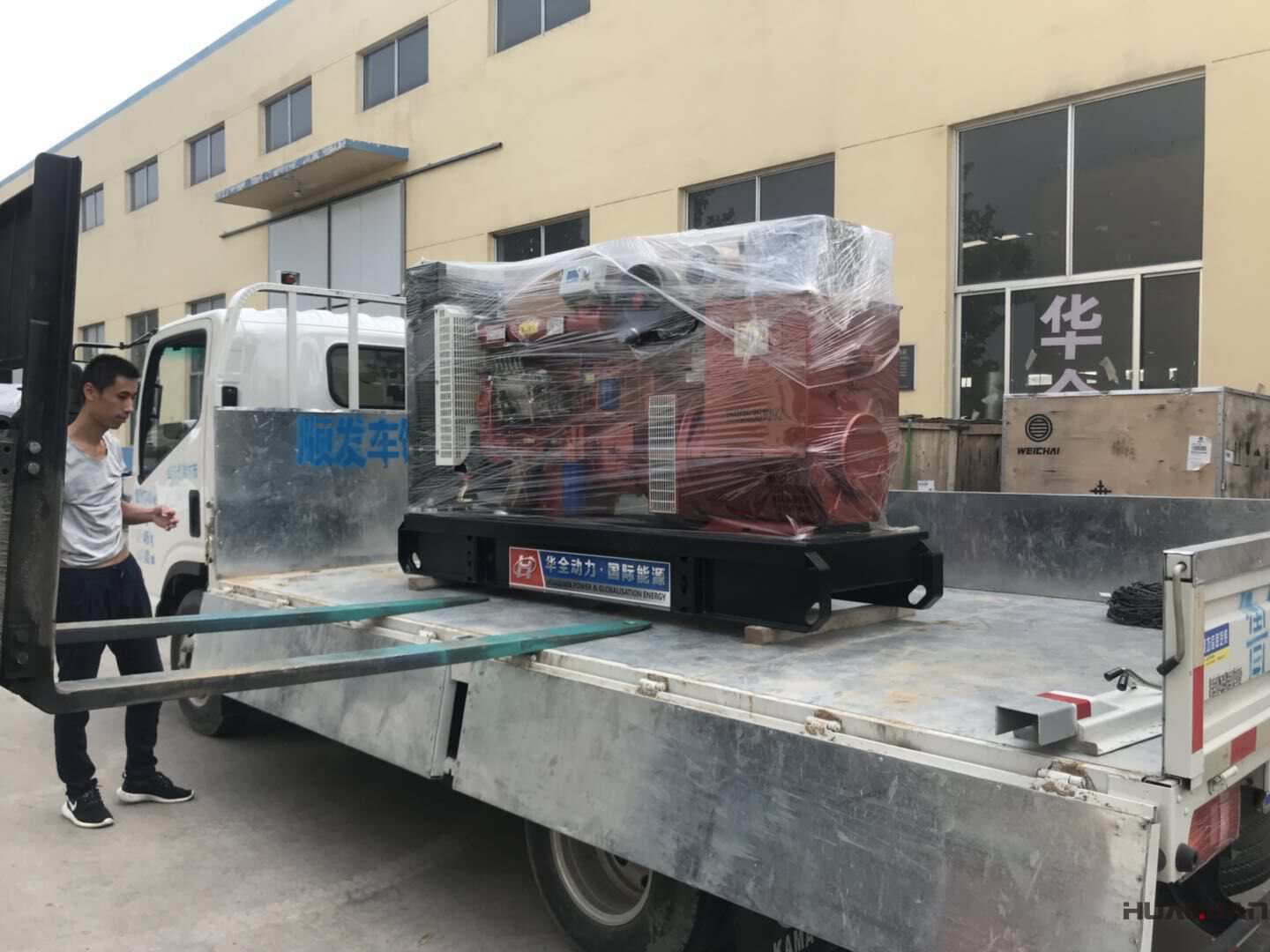一臺100kw標(biāo)配型柴油發(fā)電機組于9月7日發(fā)往山東