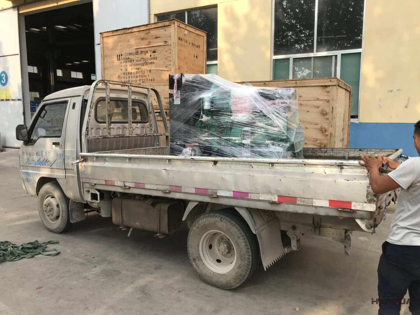 一臺(tái)30kw標(biāo)配型柴油發(fā)電機(jī)組于9月27日發(fā)往河南