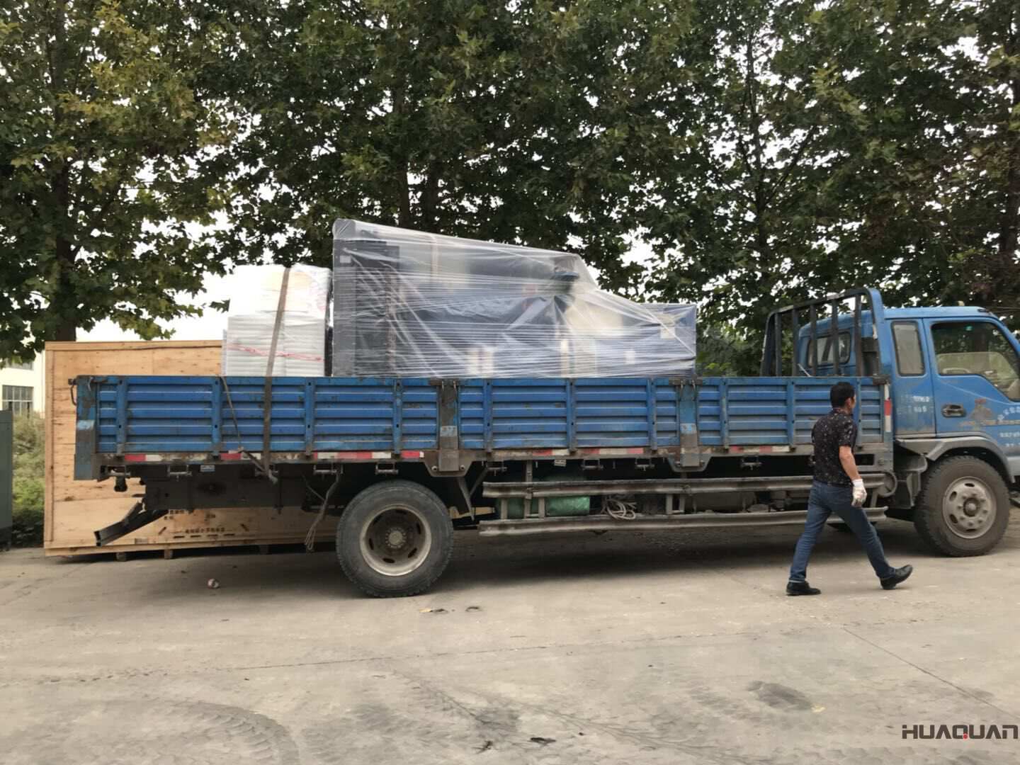 10月5日一臺500kw立柜自啟動(dòng)柴油發(fā)電機(jī)組發(fā)往山東