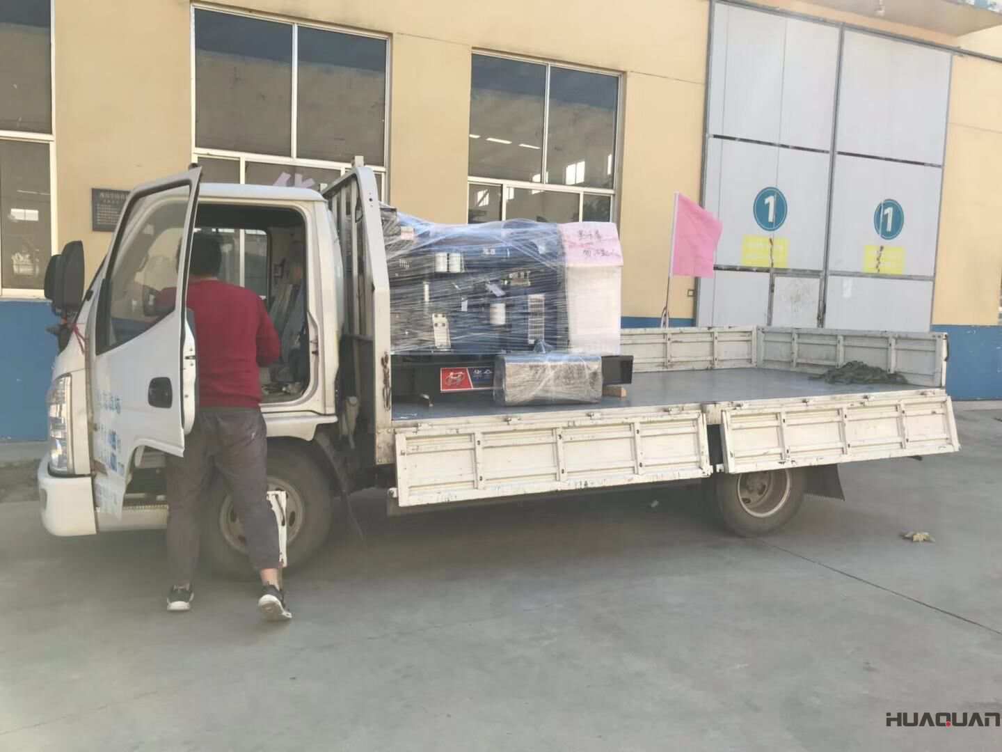 10月7日一臺20kw標配型柴油發(fā)電機組發(fā)往四川