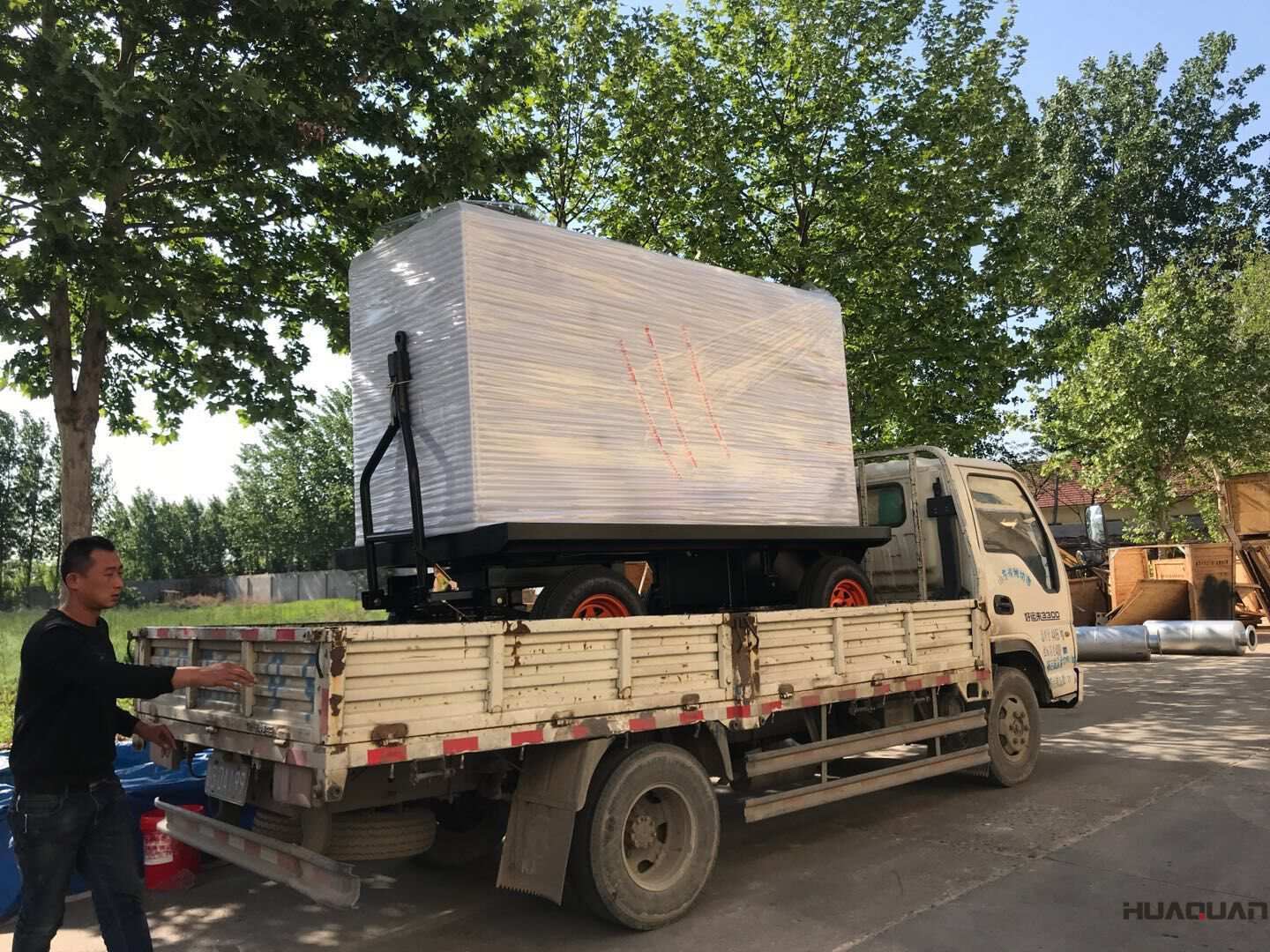 10月9日一臺30kw移動(dòng)拖車（含棚）型柴油發(fā)電機(jī)組發(fā)往山東
