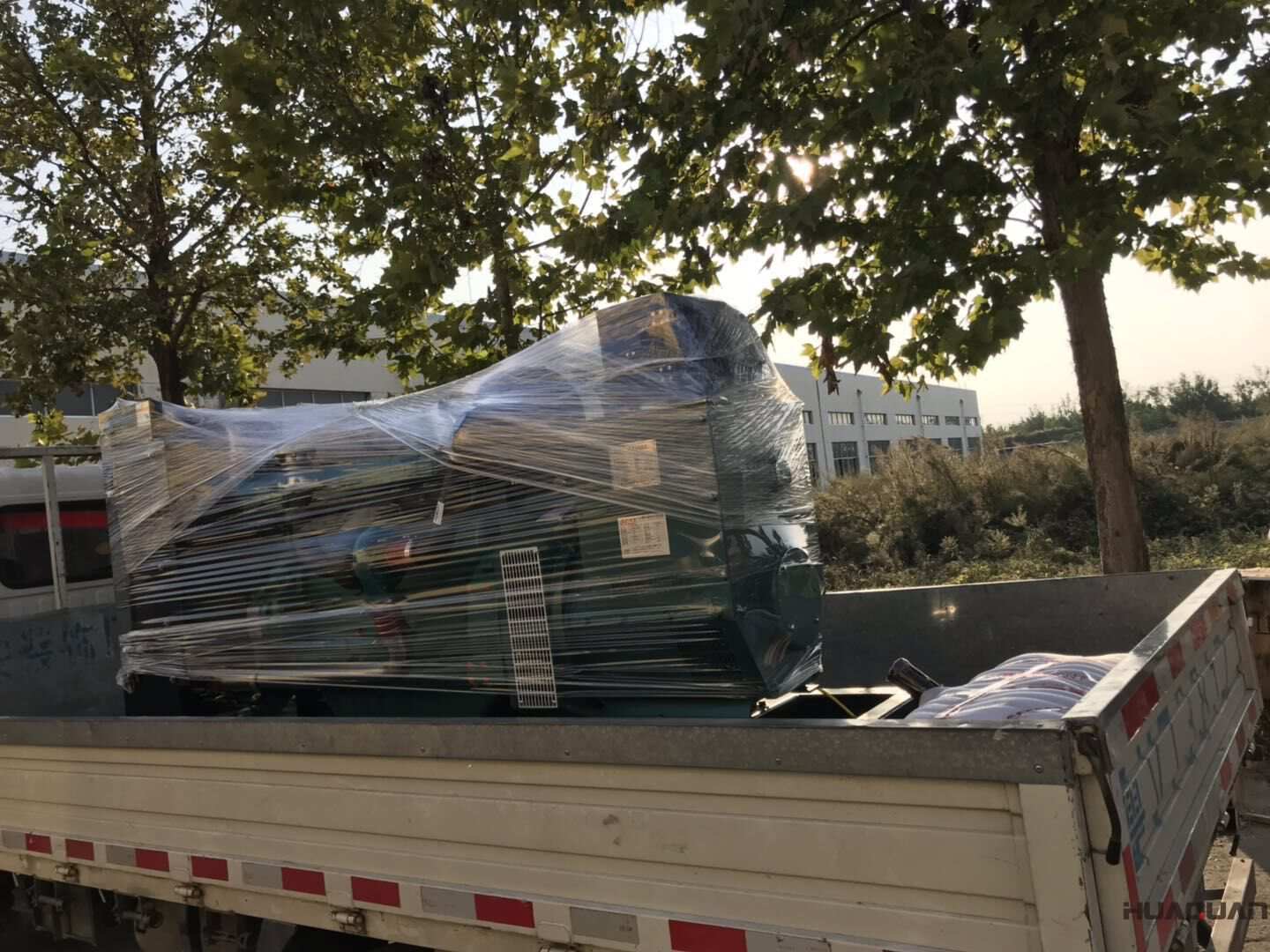 10月18日，一臺100kw移動拖車柴油發(fā)電機組從華全動力順利發(fā)貨