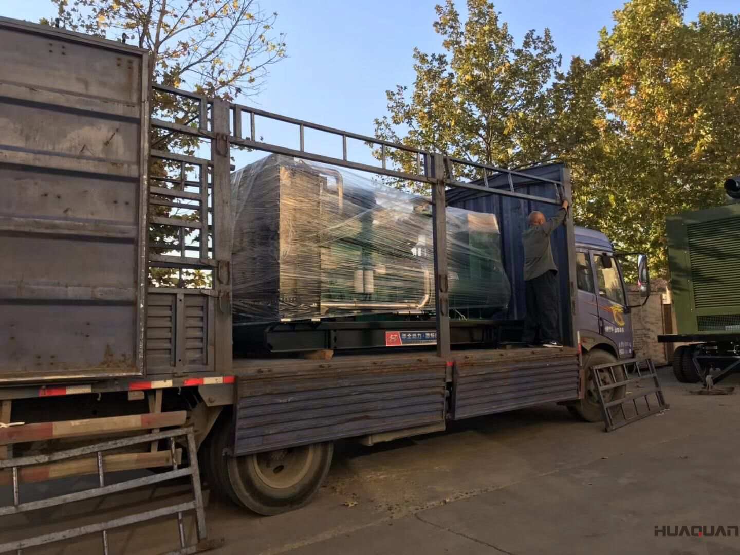 10月18日，一臺(tái)650kw自動(dòng)化柴油發(fā)電機(jī)組從華全動(dòng)力順利發(fā)往黑龍江