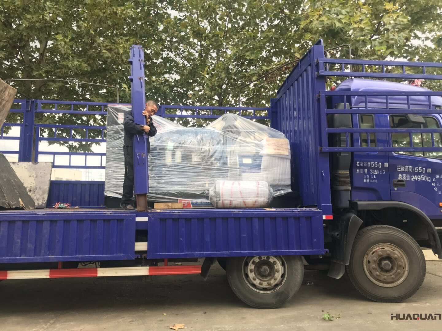 遼寧岳先生10月25日從華全動(dòng)力訂購(gòu)了一臺(tái)300kw底座油箱立柜四保護(hù)柴油發(fā)電機(jī)組，現(xiàn)已順利發(fā)往目的地