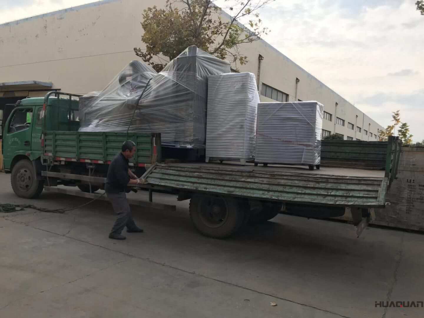 一臺400kw自動化柴油發(fā)電機(jī)組于10月31日從華全動力順利出發(fā)，現(xiàn)已成功發(fā)往山東