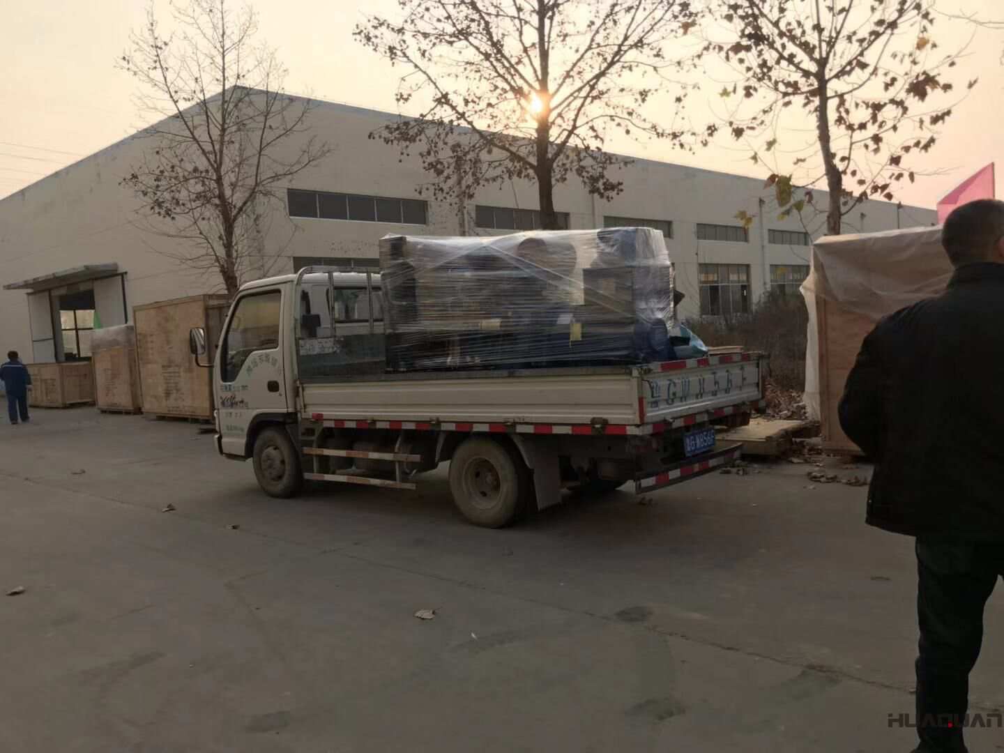 一臺(tái)150kw標(biāo)配柴油發(fā)電機(jī)組于11月6日已經(jīng)從華全動(dòng)力順利發(fā)往陜西省