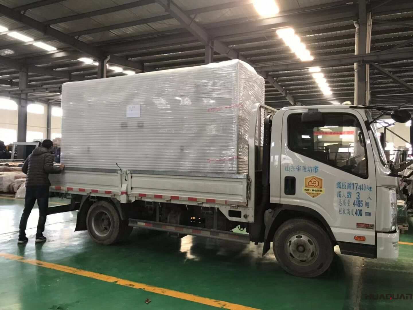 一臺200kw箱式四保護(hù)柴油發(fā)電機(jī)組于11月10日從華全動力成功發(fā)往山東省