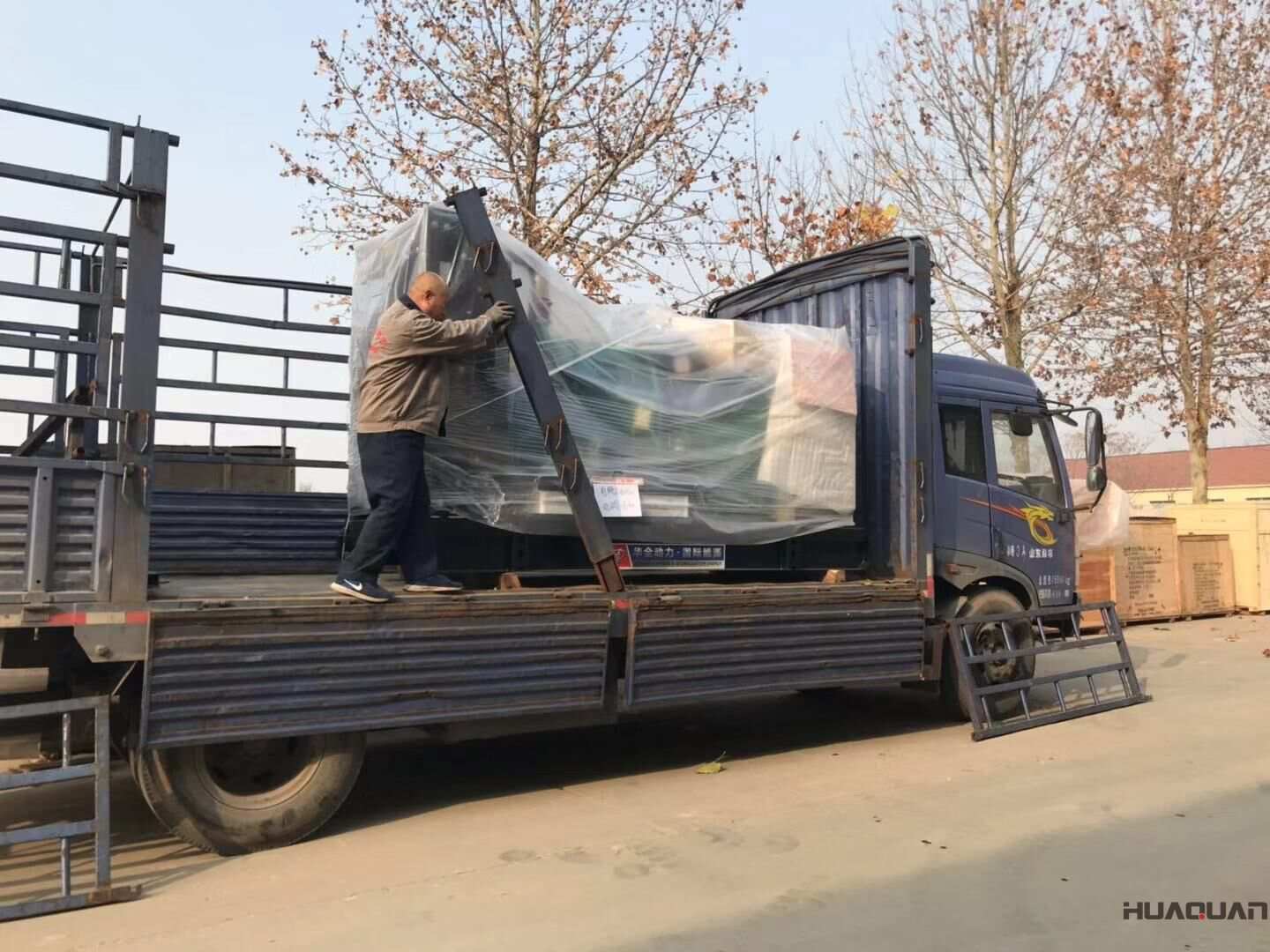 11月24日，一臺(tái)400kw立柜四保護(hù)柴油發(fā)電機(jī)組從華全動(dòng)力順利發(fā)往遼寧省