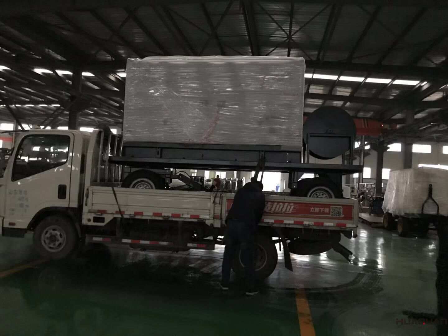 11月28日，葉先生從華全動(dòng)力訂購(gòu)的一臺(tái)120kw移動(dòng)靜音拖車柴油發(fā)電機(jī)組現(xiàn)已成功發(fā)往遼寧省