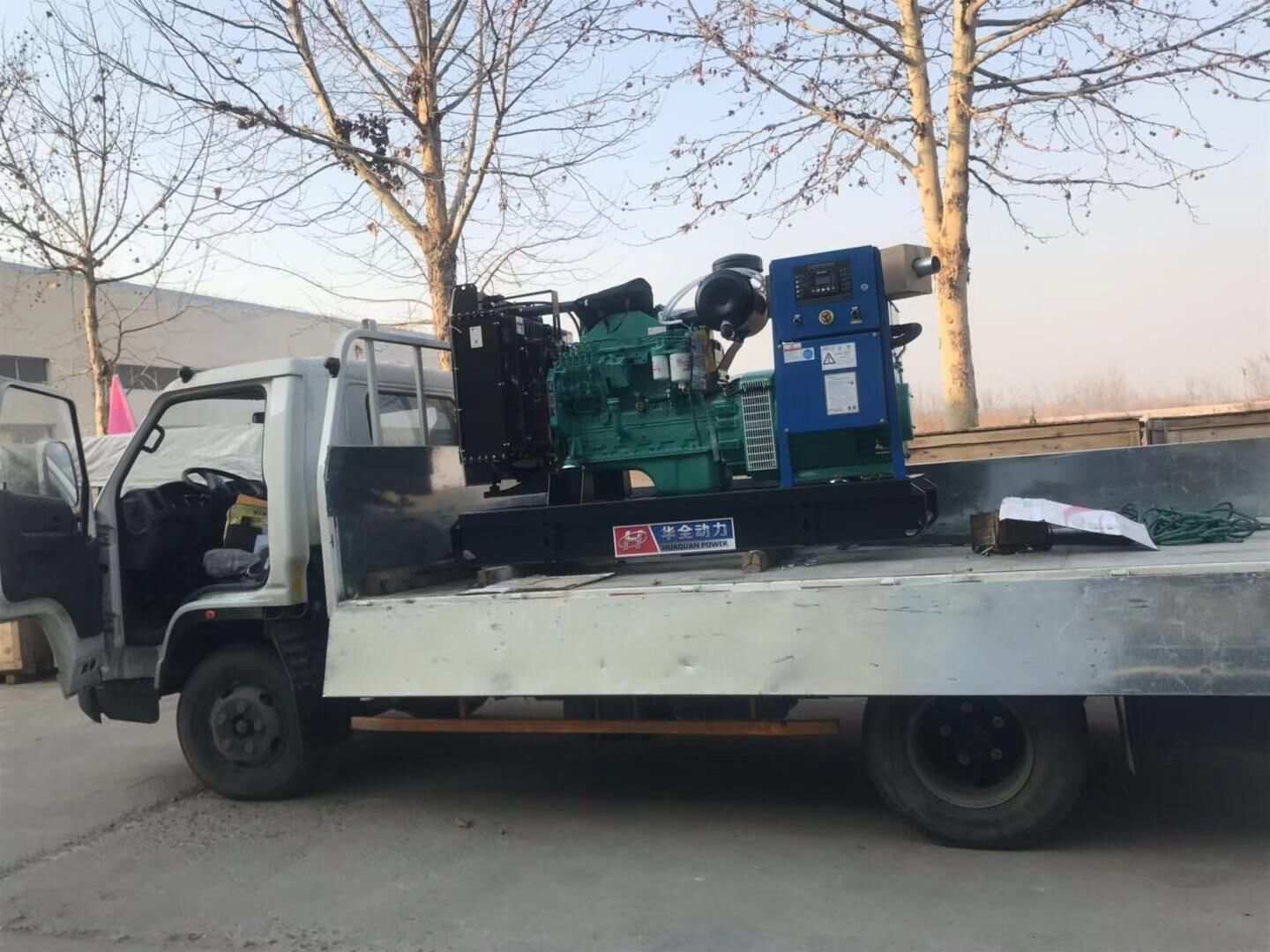 天氣雖然涼了，但是華全動(dòng)力發(fā)電機(jī)組的銷(xiāo)量卻依舊火熱，這不一臺(tái)50kw標(biāo)配柴油發(fā)電機(jī)組于12月3日順利發(fā)往江蘇省