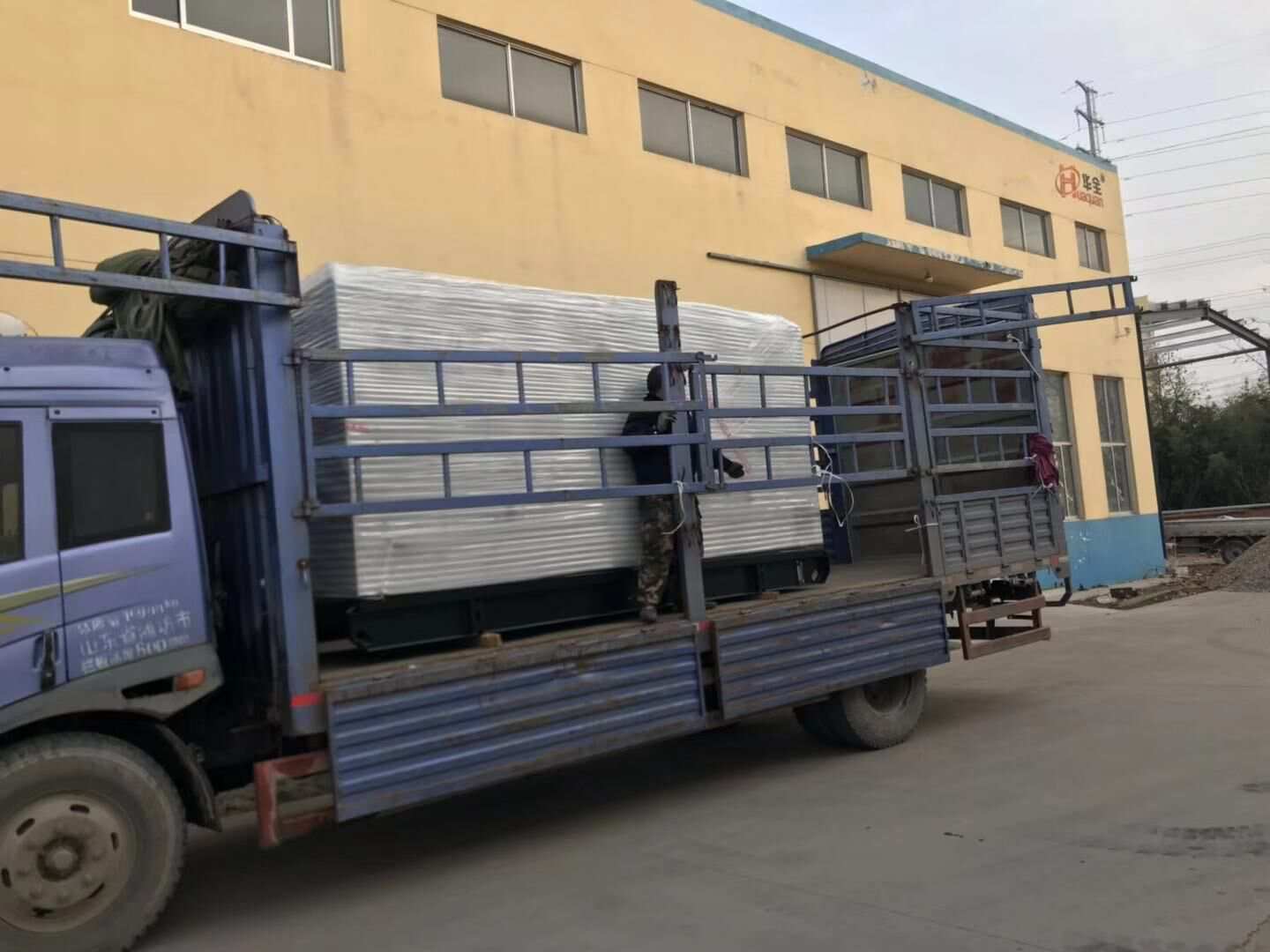 華全動力一臺250kw靜音箱柴油發(fā)電機組于12月10日成功發(fā)往湖北省