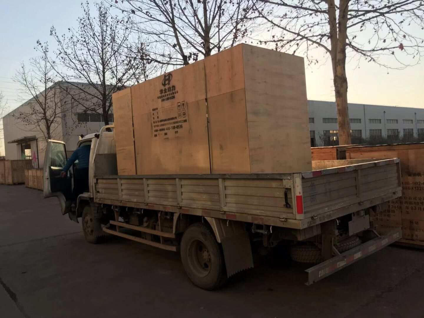  近北方地區(qū)用電量大幅度上升，這不華全動力一臺600kw靜音型柴油發(fā)電機(jī)組已于12月21日順利發(fā)往北京