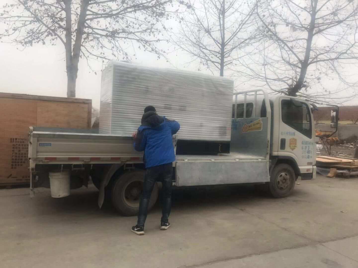 12月27日，江蘇省釋先生從華全動(dòng)力訂購的400kw靜音拖車柴油發(fā)電機(jī)組現(xiàn)已發(fā)往目的地
