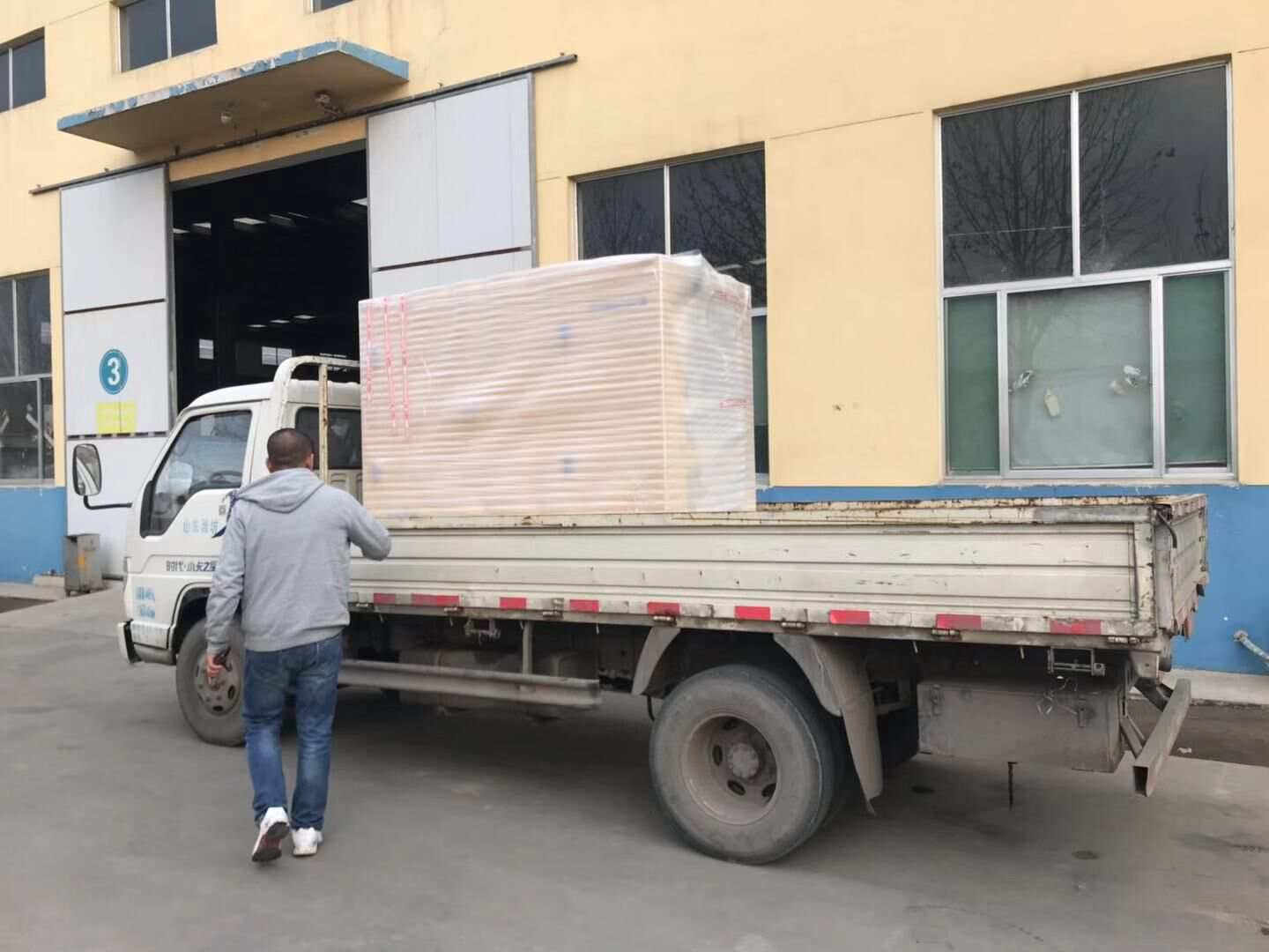 湖北省賀先生從華全動力采購的15kw發(fā)電機于12月31日順利發(fā)往目的地