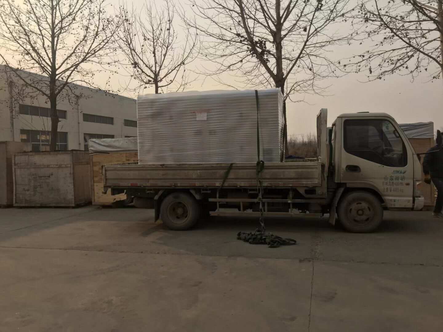 1月2日，江蘇陳先生從華全動(dòng)力采購的一臺(tái)35kw靜音箱柴油發(fā)電機(jī)組成功發(fā)往目的地