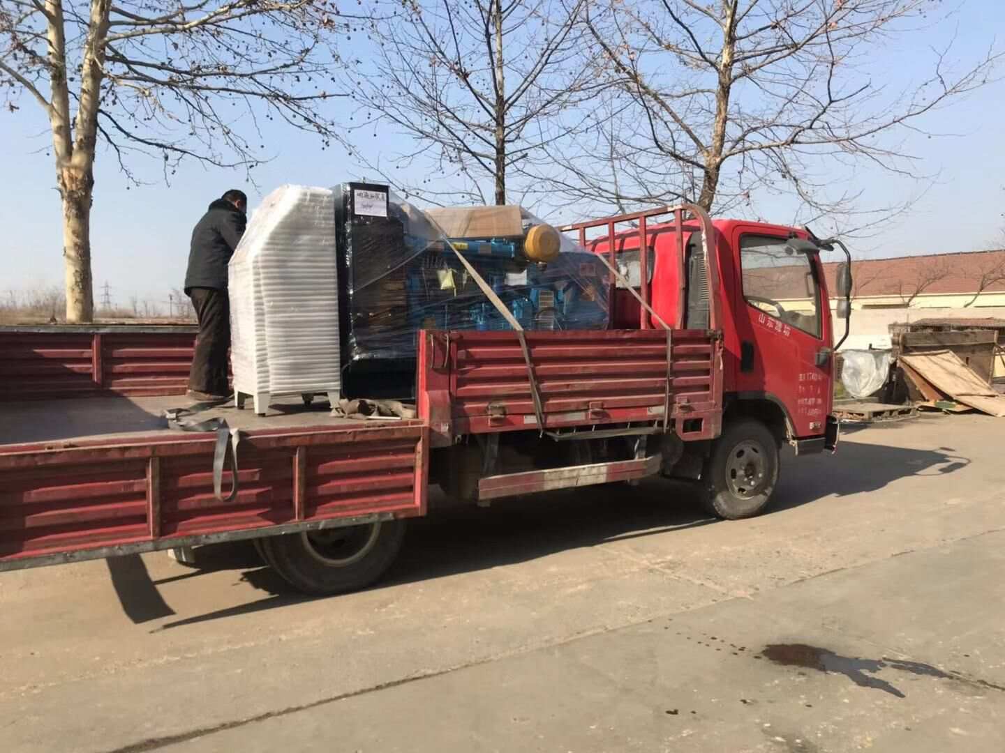 1月5日，云南省胡先生從華全動(dòng)力采購(gòu)的一臺(tái)100kw自動(dòng)化柴油發(fā)電機(jī)組已經(jīng)順利發(fā)往目的地