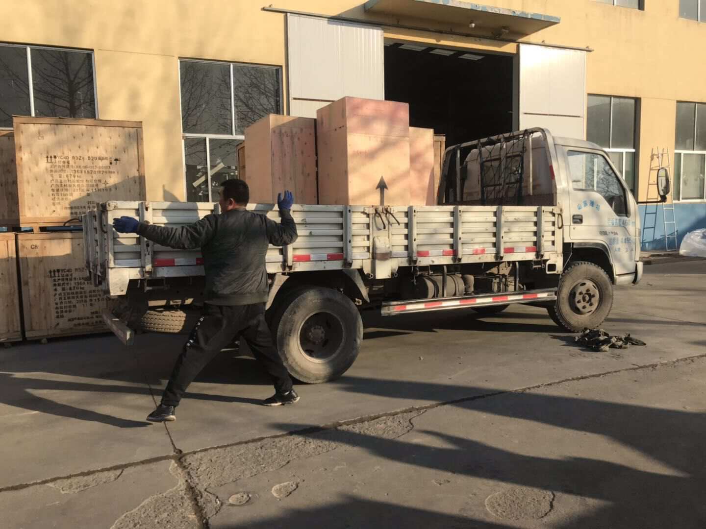 1月22日，隋先生從華全動(dòng)力采購(gòu)的150kw標(biāo)配柴油發(fā)電機(jī)組已成功發(fā)往遼寧省