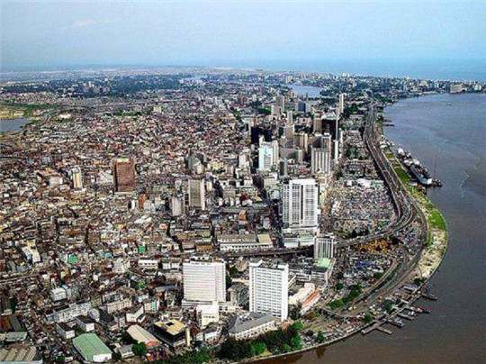 在尼日利亞，一臺(tái)發(fā)電機(jī)組，“電”亮一座城