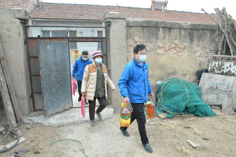 華全動力黨支部一行向困難群眾送去花生油、大米和美酒禮盒等禮品