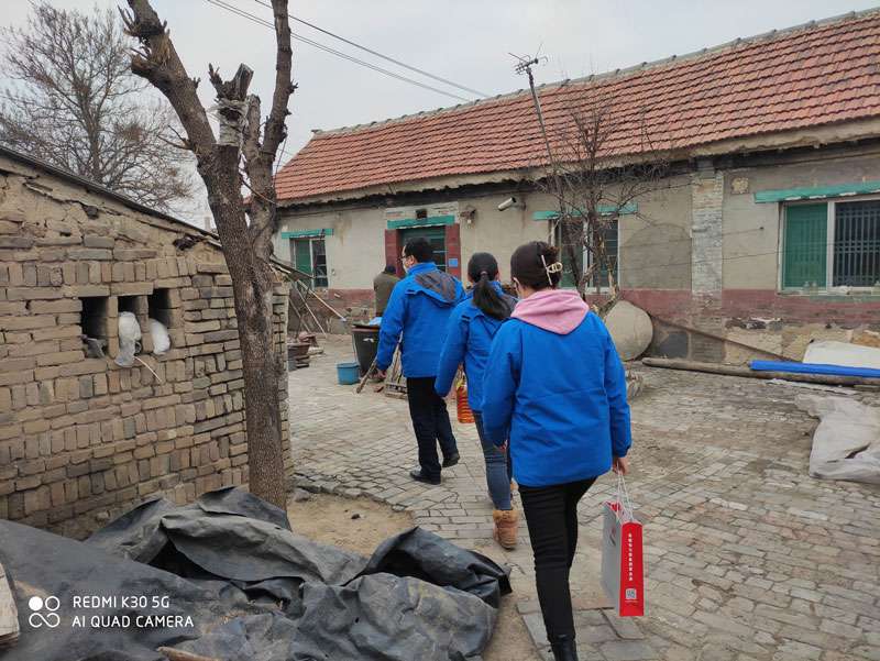 華全動力黨支部一行向困難群眾送去花生油、大米和美酒禮盒等禮品