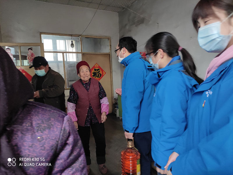 華全動力黨支部一行向困難群眾送去花生油、大米和美酒禮盒等禮品