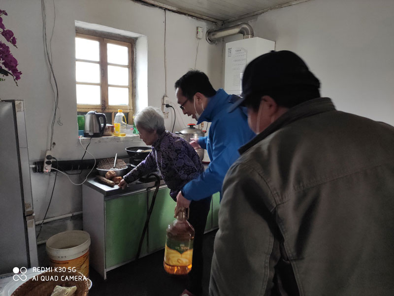 華全動力黨支部一行向困難群眾送去花生油、大米和美酒禮盒等禮品