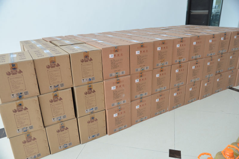 華全集團(tuán)為員工準(zhǔn)備春節(jié)福利-白酒禮盒