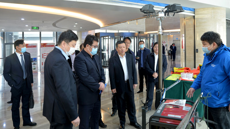 濰坊市領(lǐng)導(dǎo)蒞臨華全動(dòng)力展位，詳細(xì)詢問(wèn)公司發(fā)展情況、產(chǎn)品情況等