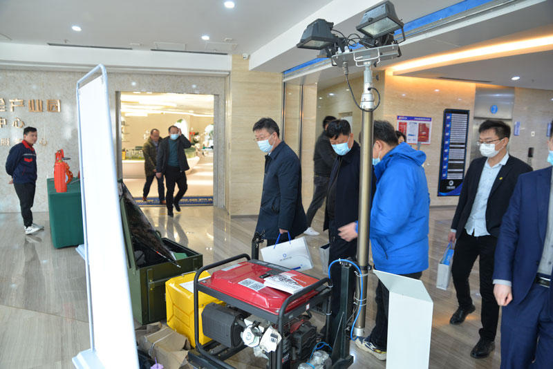 濰坊市領(lǐng)導(dǎo)蒞臨華全動(dòng)力展位參觀考察發(fā)電機(jī)組、儲(chǔ)能電源和水泵機(jī)組