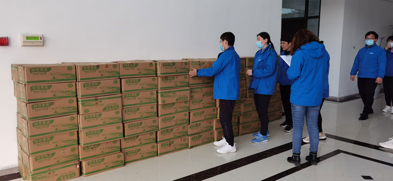 清明假期，華全集團(tuán)員工領(lǐng)取生態(tài)白蓮藕禮物