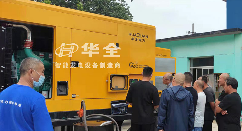 走進(jìn)河北某公共事業(yè)管理處，華全工作人員調(diào)試兩臺(tái)400千瓦發(fā)電機(jī)組