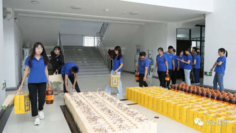 華全集團員工領(lǐng)取中秋福利